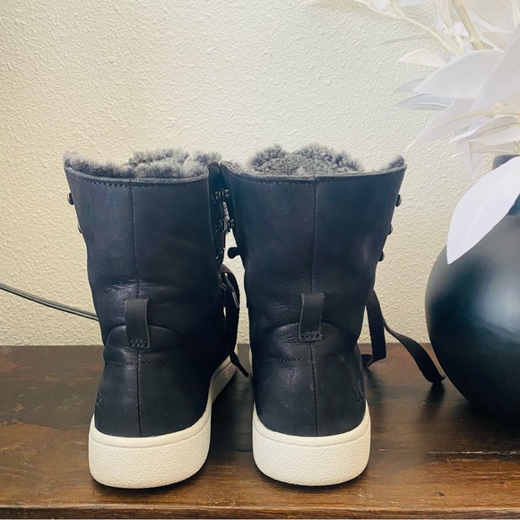 UGG Women’s Starlyn Full Grain Leather Fold Over Trainers - Black (Size 5)🌹 - Picture 8 of 14